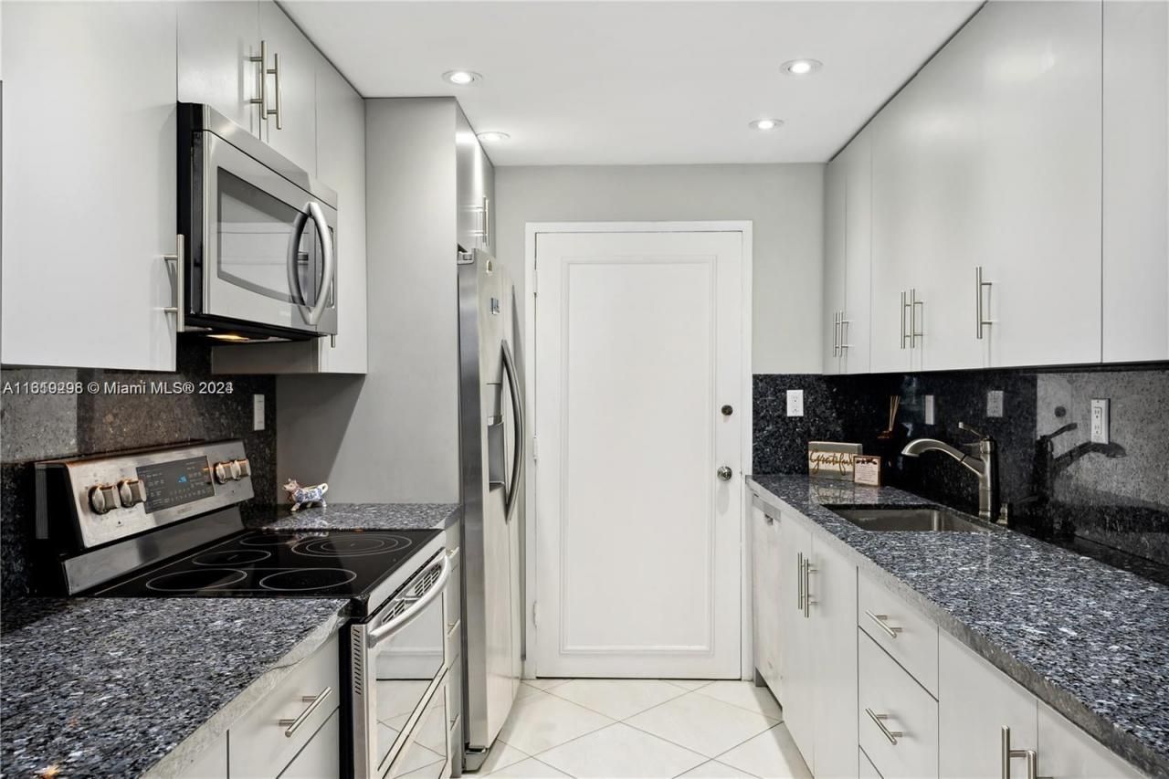 5401 Collins Ave, Unit 1123, Miami Beach, FL 33140 Photo
