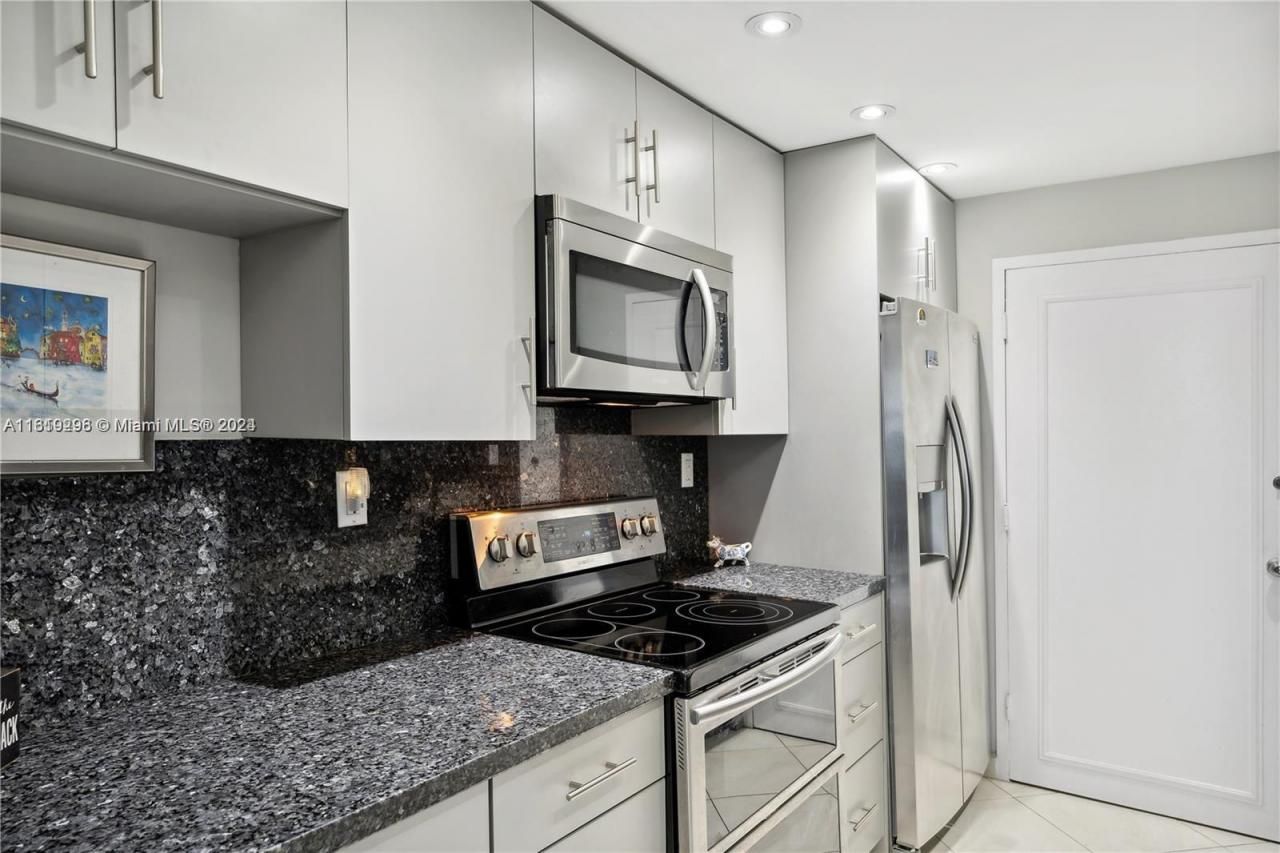 5401 Collins Ave, Unit 1123, Miami Beach, FL 33140 Photo