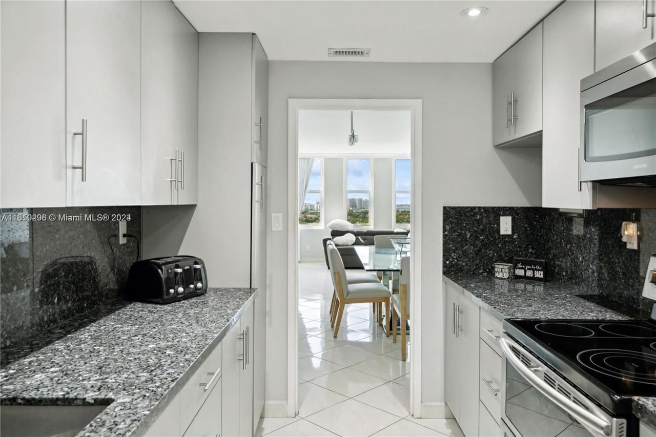 5401 Collins Ave, Unit 1123, Miami Beach, FL 33140 Photo
