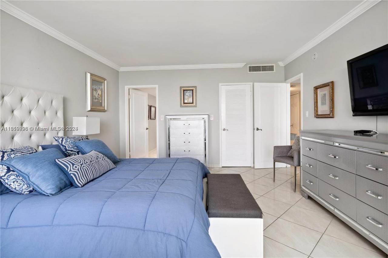 5401 Collins Ave, Unit 1123, Miami Beach, FL 33140 Photo