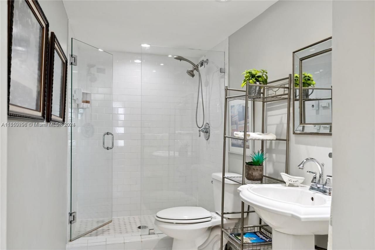5401 Collins Ave, Unit 1123, Miami Beach, FL 33140 Photo