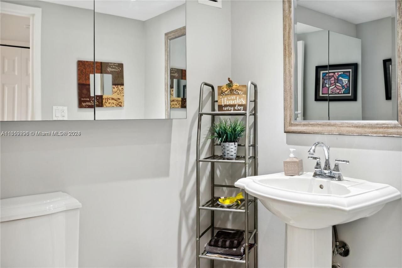 5401 Collins Ave, Unit 1123, Miami Beach, FL 33140 Photo