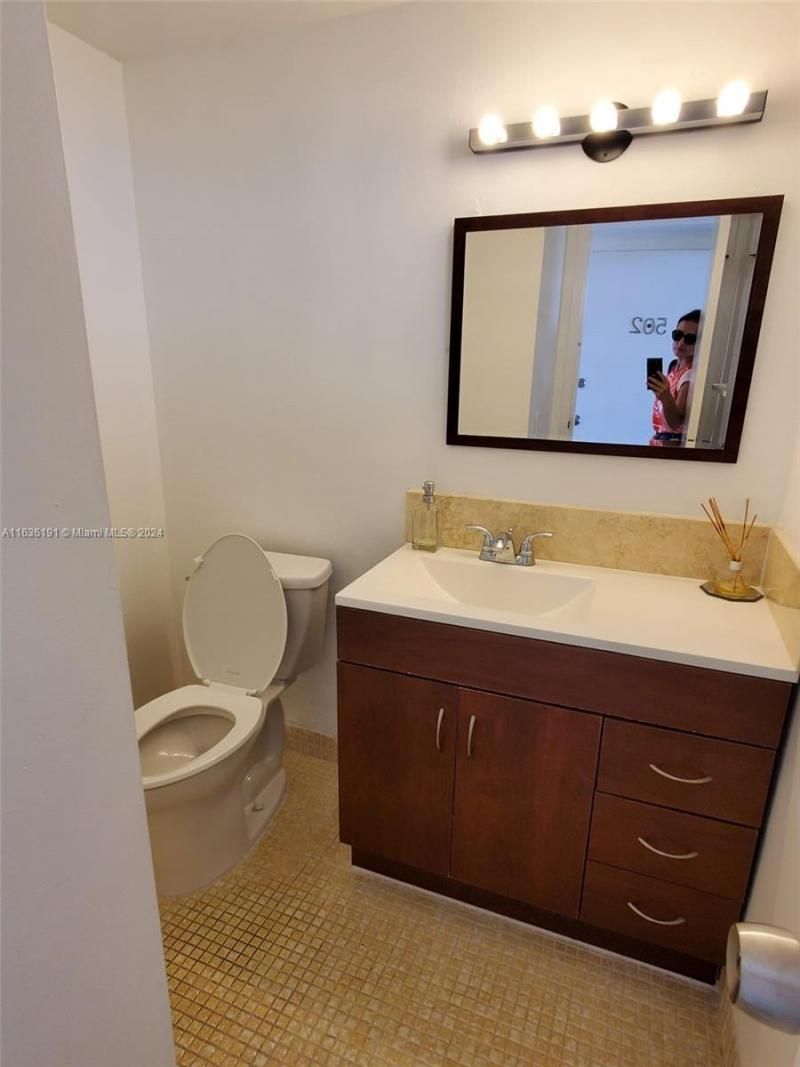 7900 Tatum Waterway Dr, Unit 502, Miami Beach, FL 33141 Photo