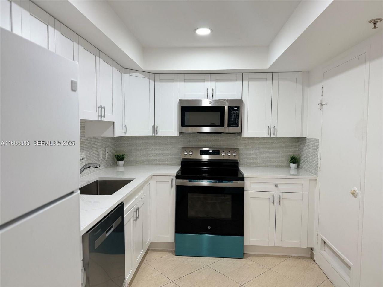 400 Kings Point Dr, Unit 320, Sunny Isles Beach, FL 33160 Photo