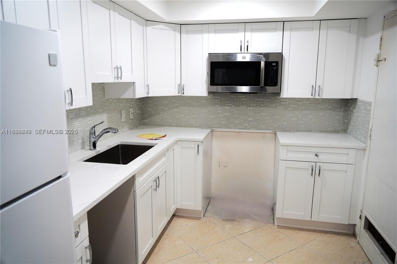 400 Kings Point Dr, Unit 320, Sunny Isles Beach, FL 33160 Photo