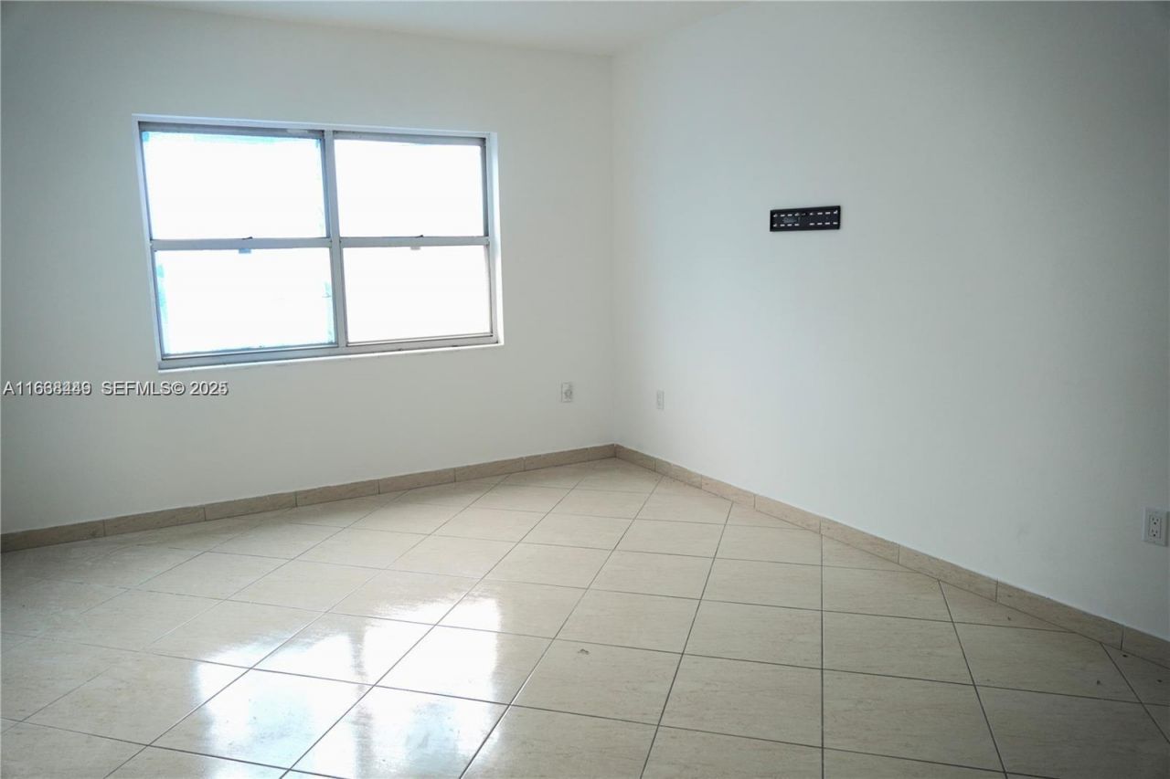 400 Kings Point Dr, Unit 320, Sunny Isles Beach, FL 33160 Photo