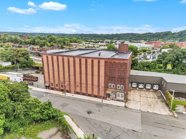 12 Crescent St, Holyoke, MA 01040