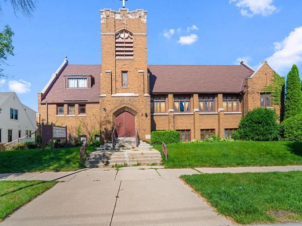 1527 N Astor STREET, Milwaukee, WI 53202
