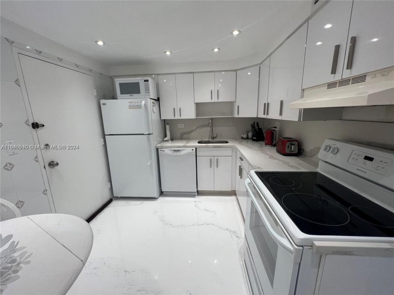 5555 Collins Ave, Unit 7T, Miami Beach, FL 33140 Photo