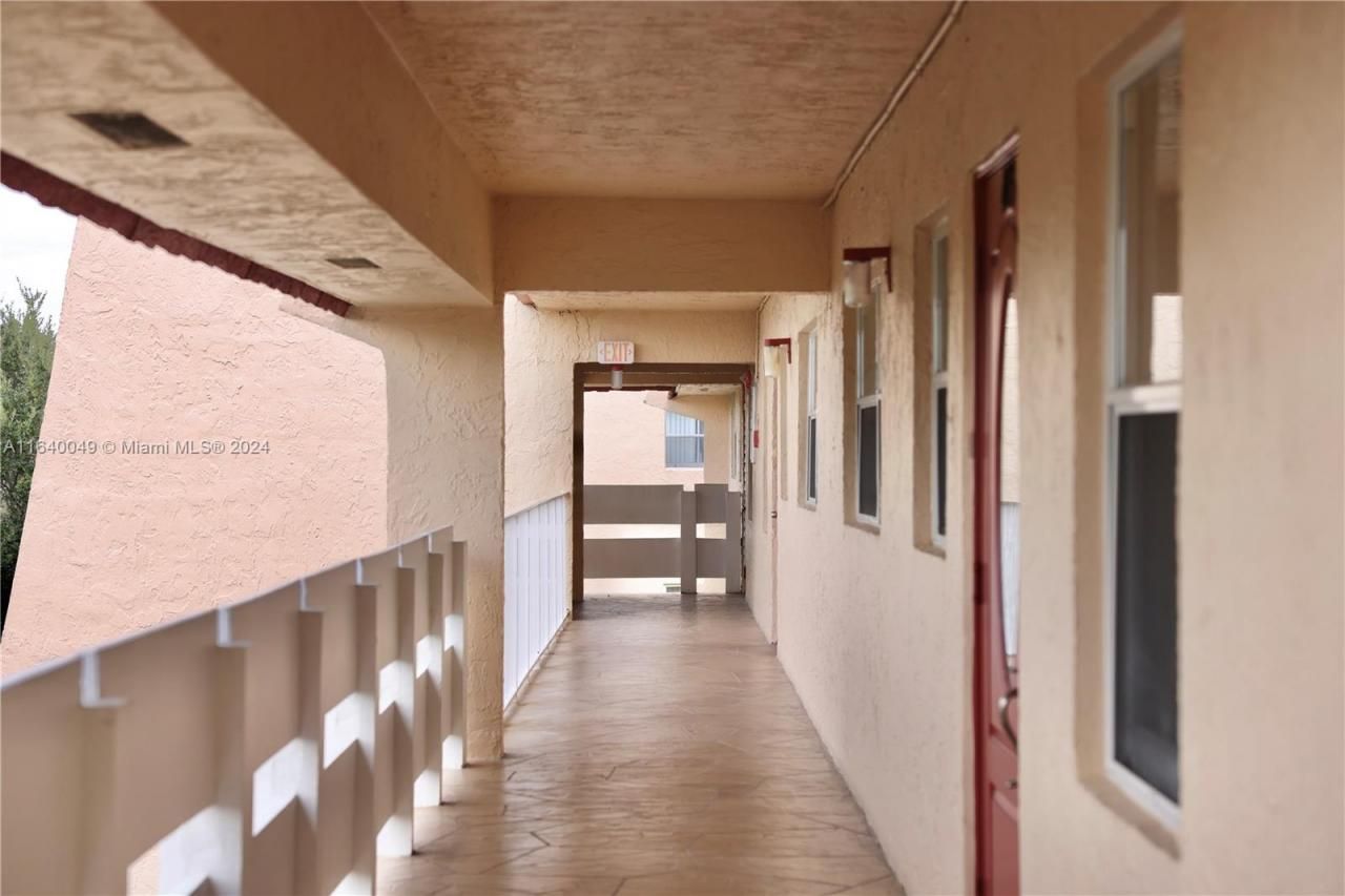 1040 Country Club Dr, Unit 404, Margate, FL 33063 Photo