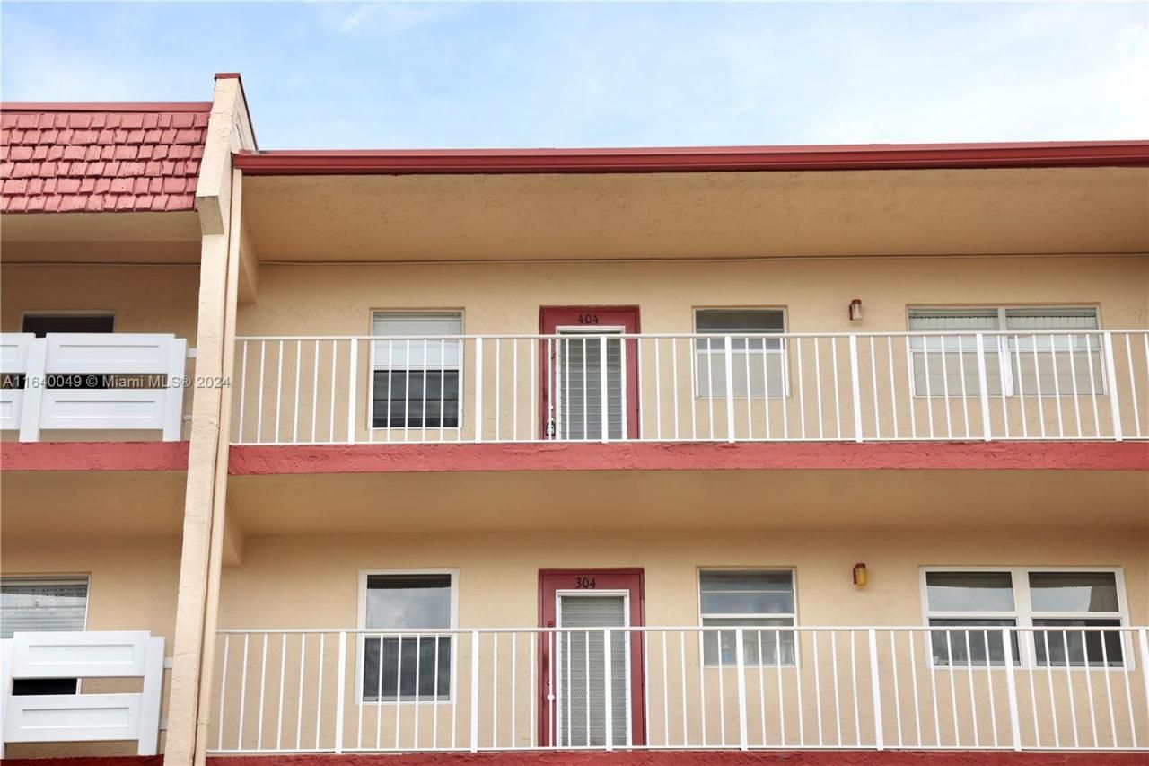 1040 Country Club Dr, Unit 404, Margate, FL 33063 Photo