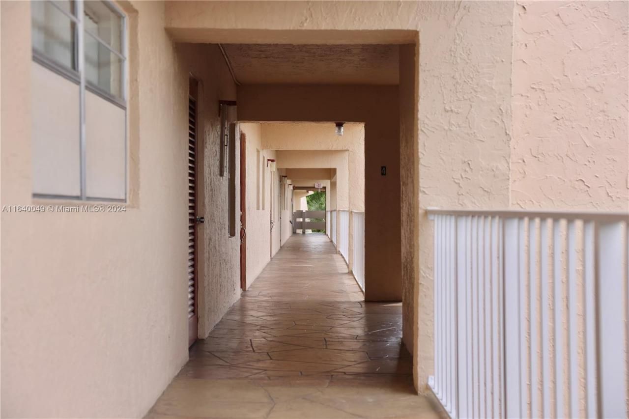 1040 Country Club Dr, Unit 404, Margate, FL 33063 Photo