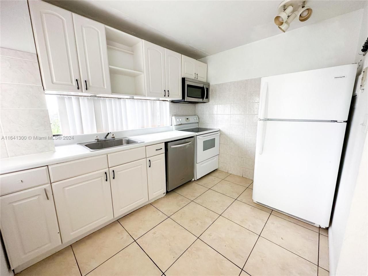 17021 N Bay Rd, Unit 915, Sunny Isles Beach, FL 33160 Photo