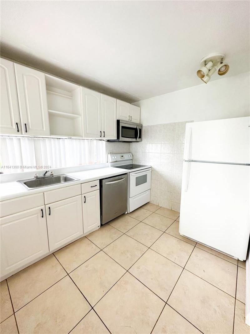 17021 N Bay Rd, Unit 915, Sunny Isles Beach, FL 33160 Photo