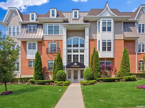 30 Shady Lane, Unit 30-301, Westbury, NY 11590