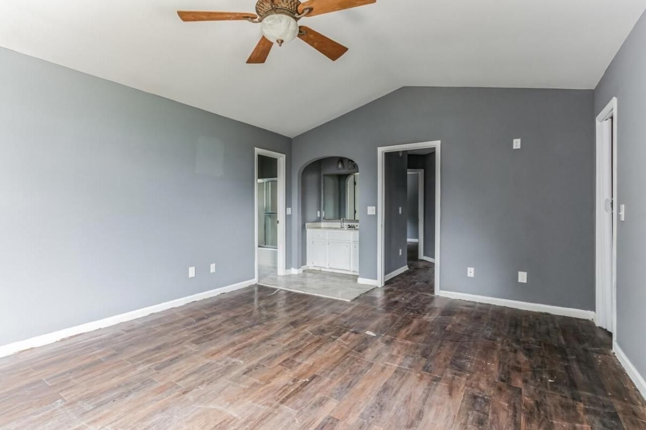 215 Cantilever Court Photo 7