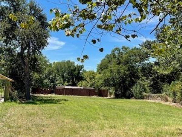505 E 4th Street, Cameron, TX 76520