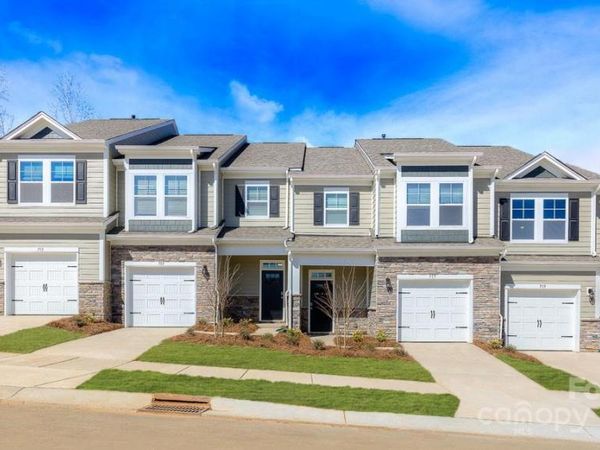 300 Creekview Road, Hendersonville, NC 28792