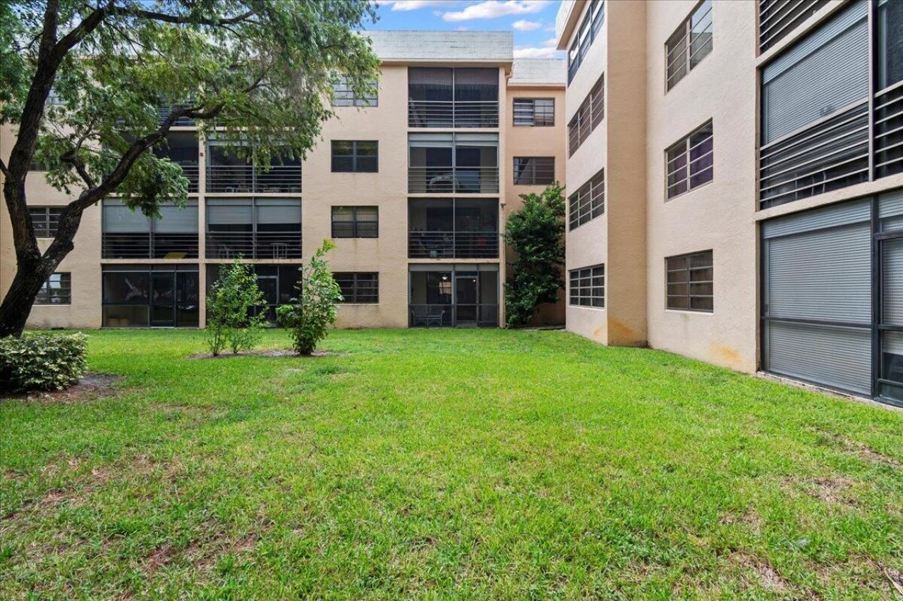 4760 Lucerne Lakes Boulevard W, Unit 105, Lake Worth, FL 33467 Photo