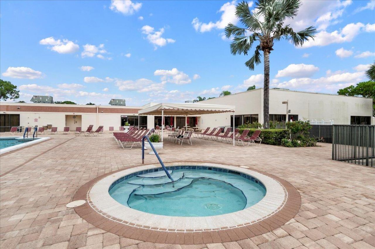 4760 Lucerne Lakes Boulevard W, Unit 105, Lake Worth, FL 33467 Photo