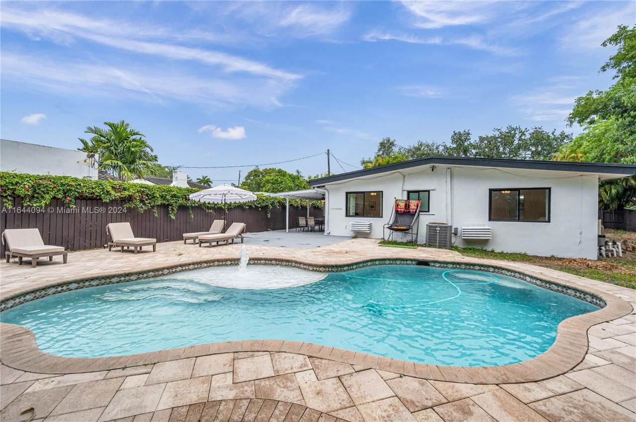 630 NE 117th St, Biscayne Park, FL 33161 Photo