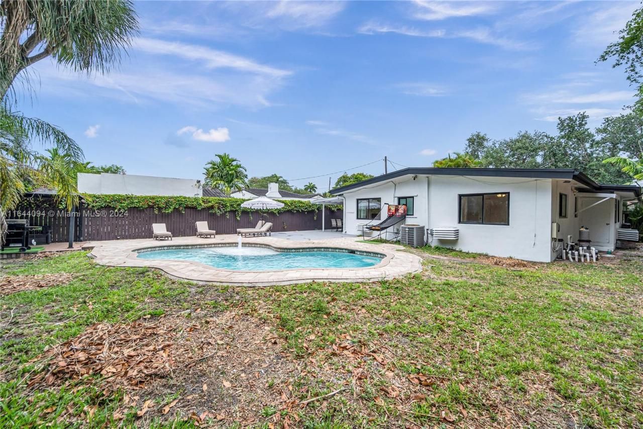 630 NE 117th St, Biscayne Park, FL 33161 Photo