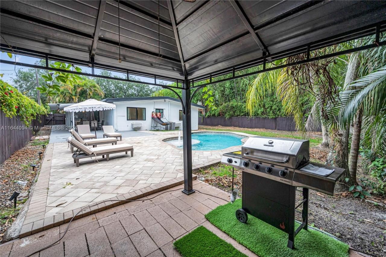 630 NE 117th St, Biscayne Park, FL 33161 Photo