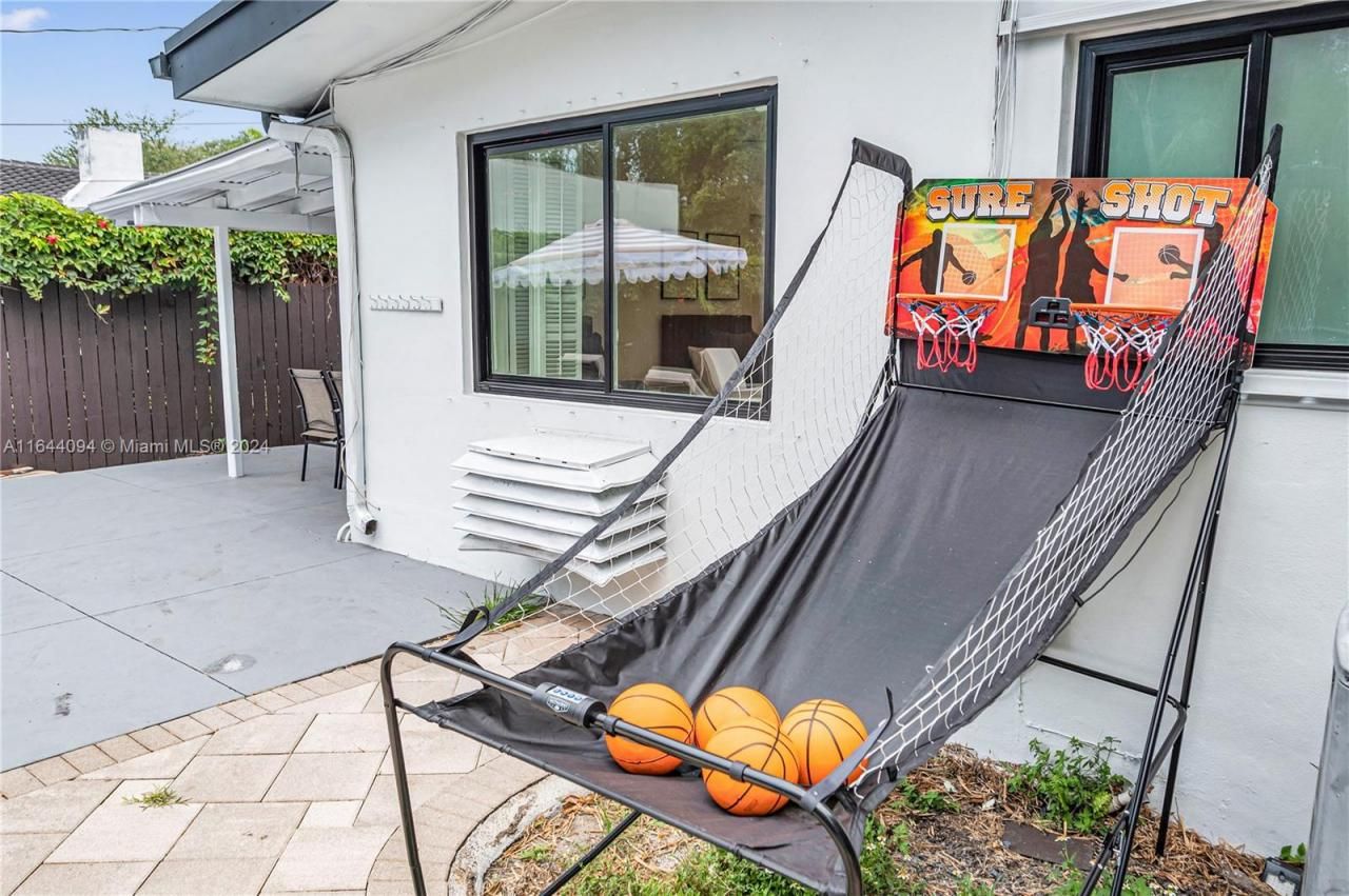 630 NE 117th St, Biscayne Park, FL 33161 Photo