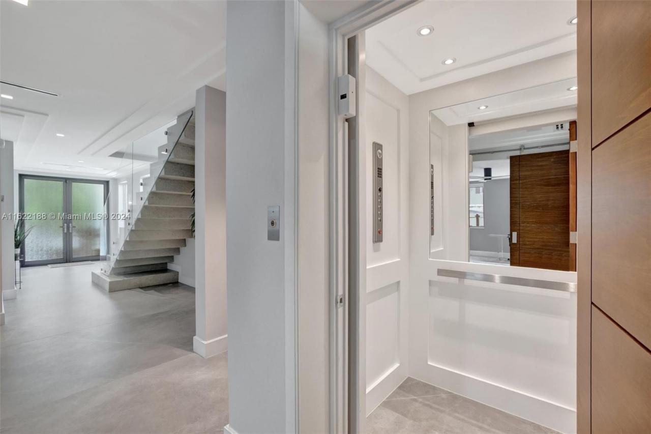 305 Oak St, Hollywood, FL 33019 Photo