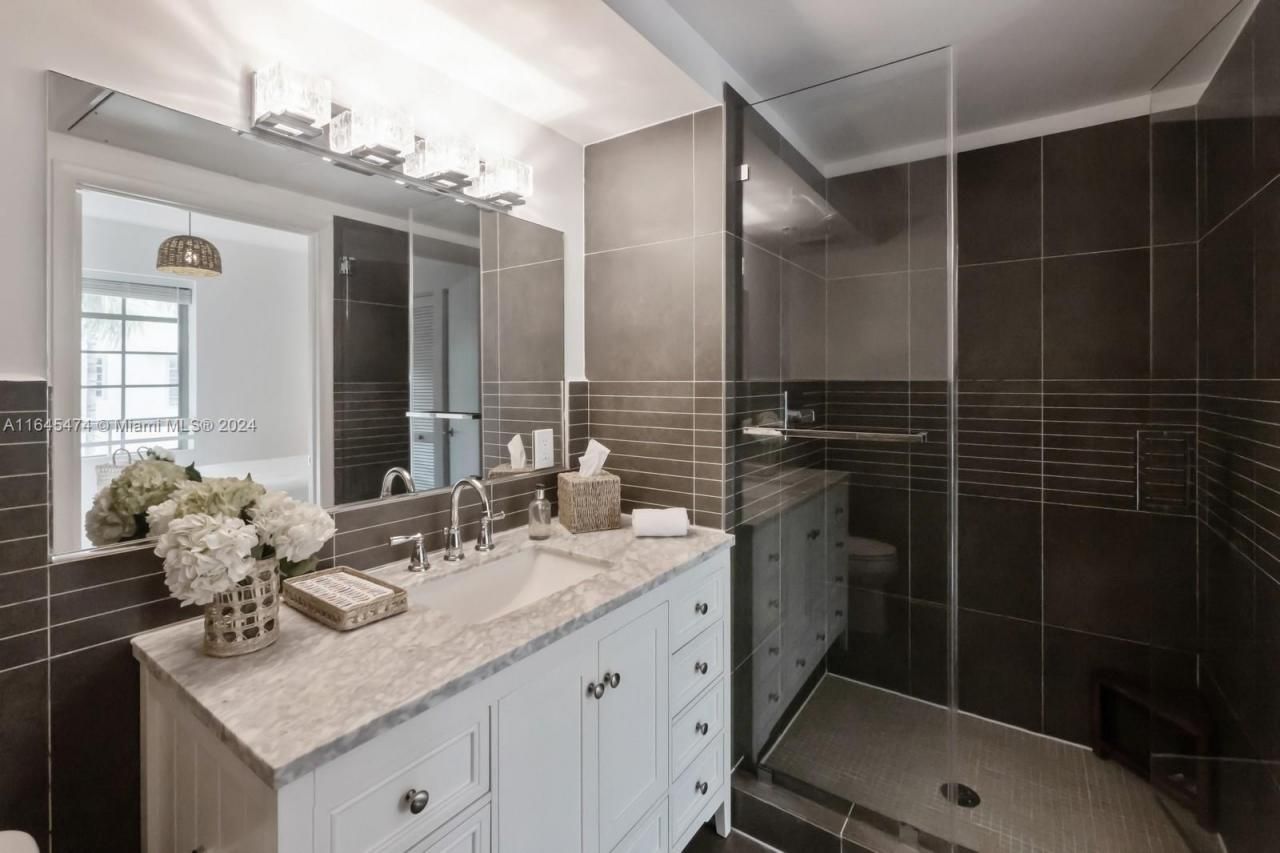 435 21 St, Unit 310, Miami Beach, FL 33139 Photo