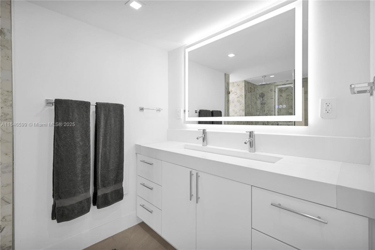 5555 Collins Ave, Unit 3N, Miami Beach, FL 33140 Photo