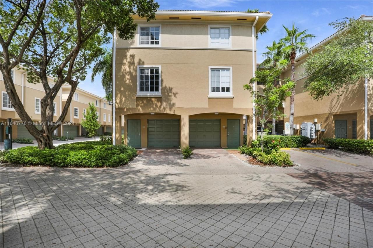 2941 NE 185th St, Unit 1305, Miami, FL 33180 Photo