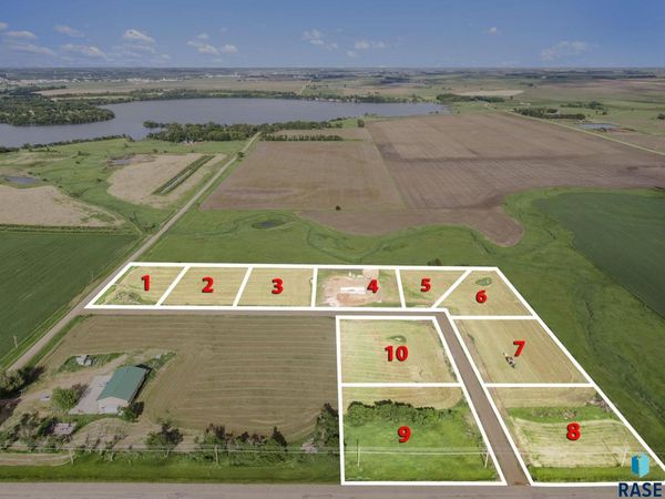 2140 Harvest Creek Ln, Madison, SD 57042