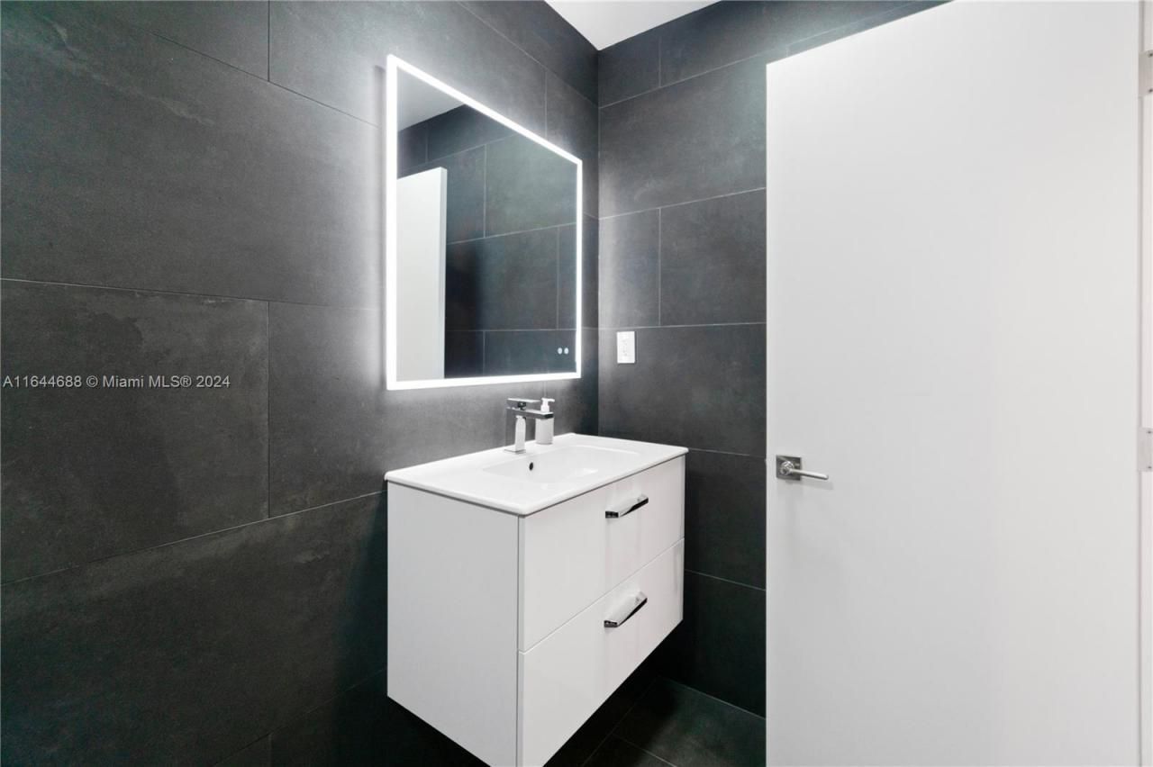 100 Lincoln Rd, Unit 1104, Miami Beach, FL 33139 Photo