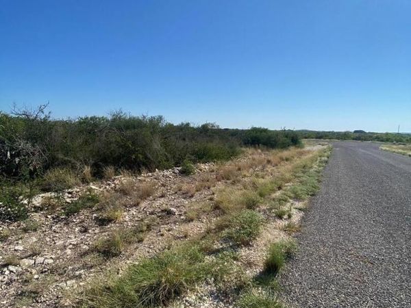 29 ROCKY HILLS CIR, Uvalde, TX 78801