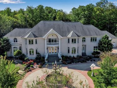 7 Woodcrest Drive, Orchard Park, NY 14127