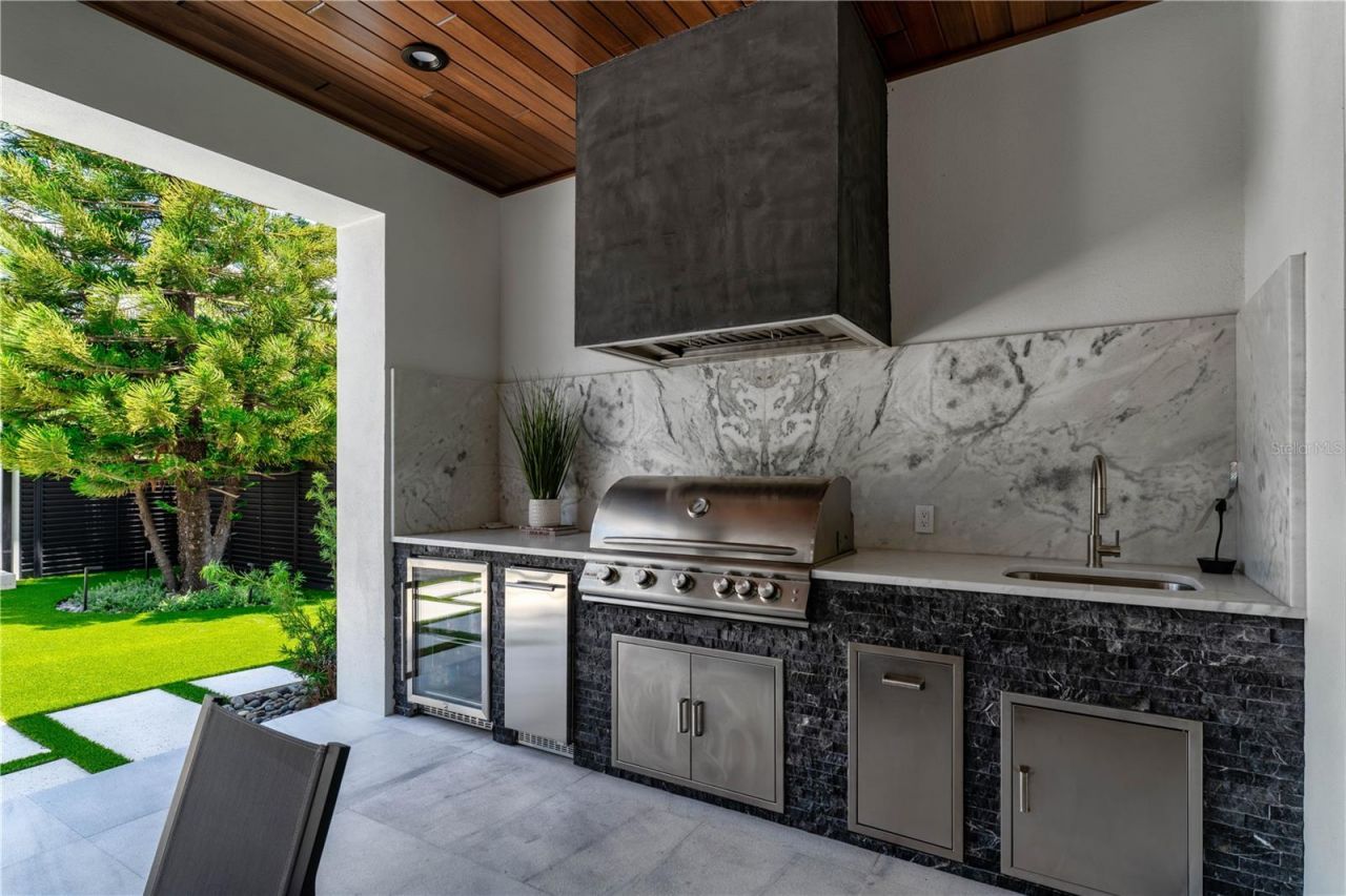 2201 N Glenwood Drive, Tampa, FL 33602 Photo