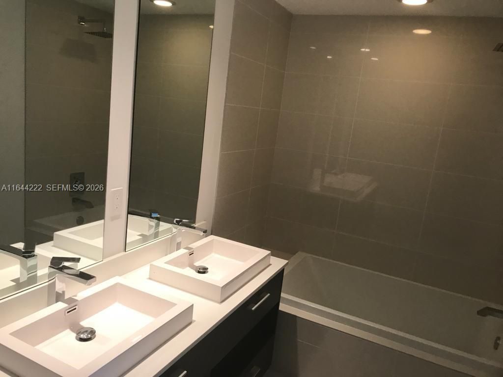 45 SW 9th St, Unit 1005, Miami, FL 33130 Photo