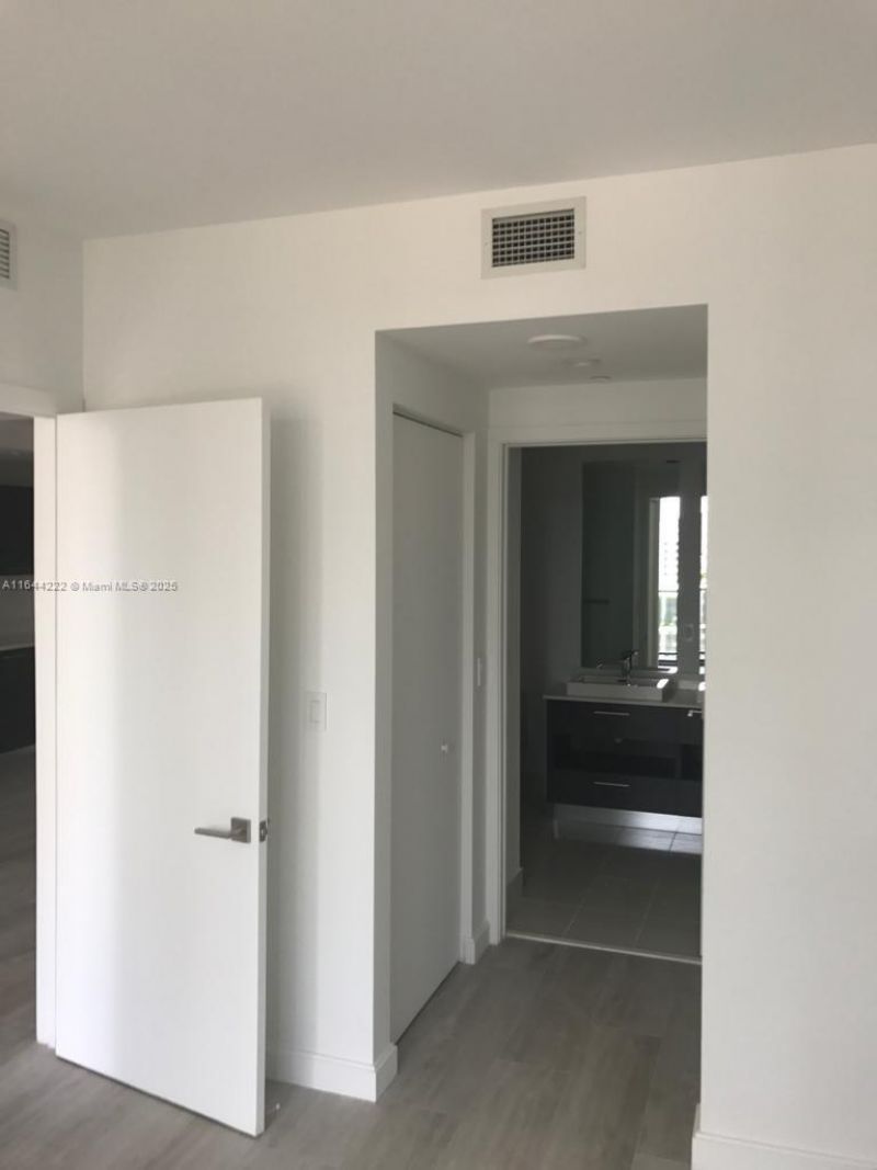 45 SW 9th St, Unit 1005, Miami, FL 33130 Photo