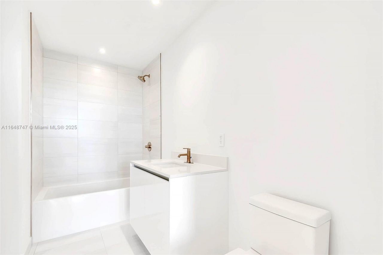 2678 Tigertail Ave, Unit 1905, Miami, FL 33133 Photo