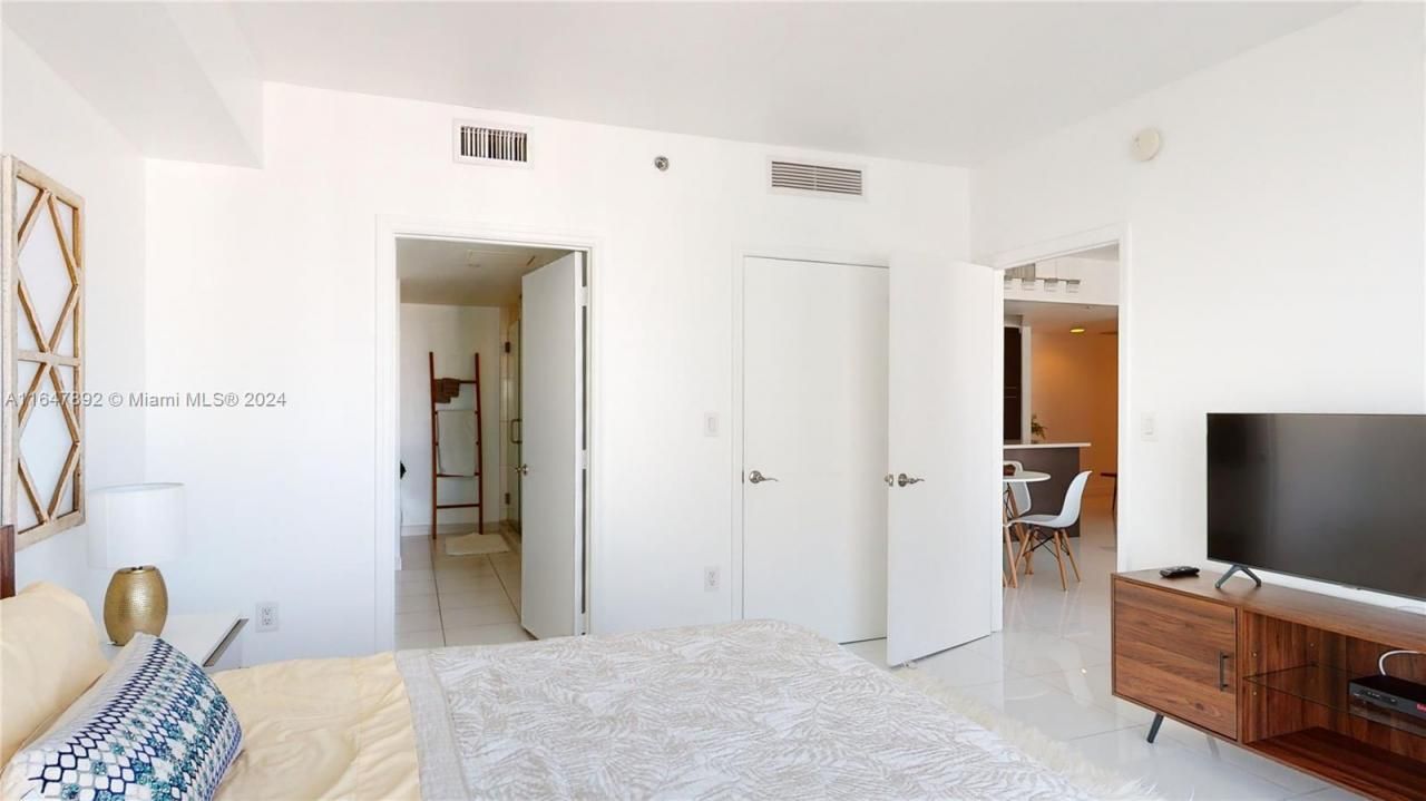 500 Brickell Ave, Unit 3405, Miami, FL 33131 Photo