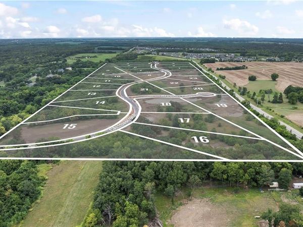 17195 Galloway Drive, Stilwell, KS 66085