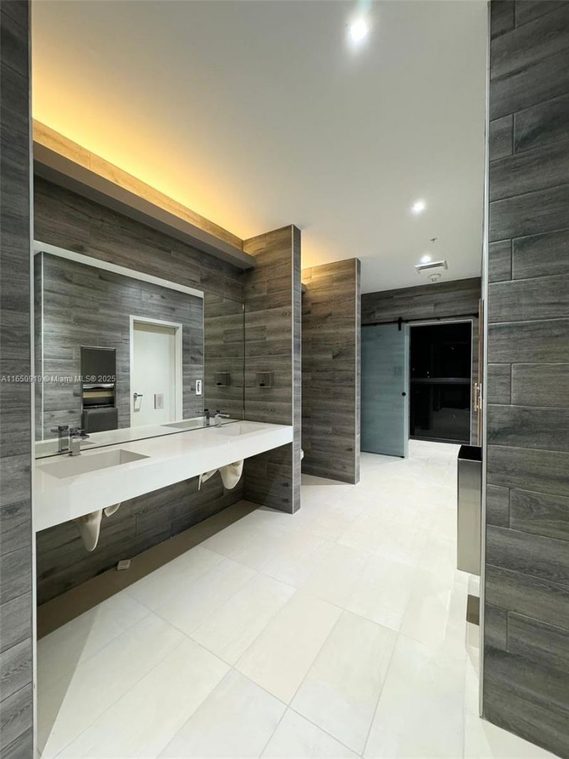 1642 NE 1st Ave, Unit 2409, Miami, FL 33132 Photo