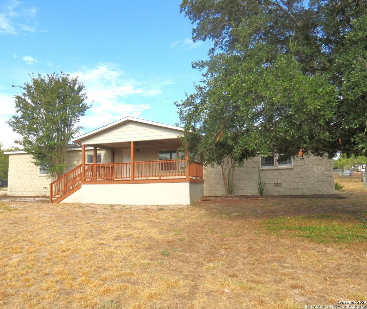 315 Loraine Dr, Devine, TX 78016 Main Photo