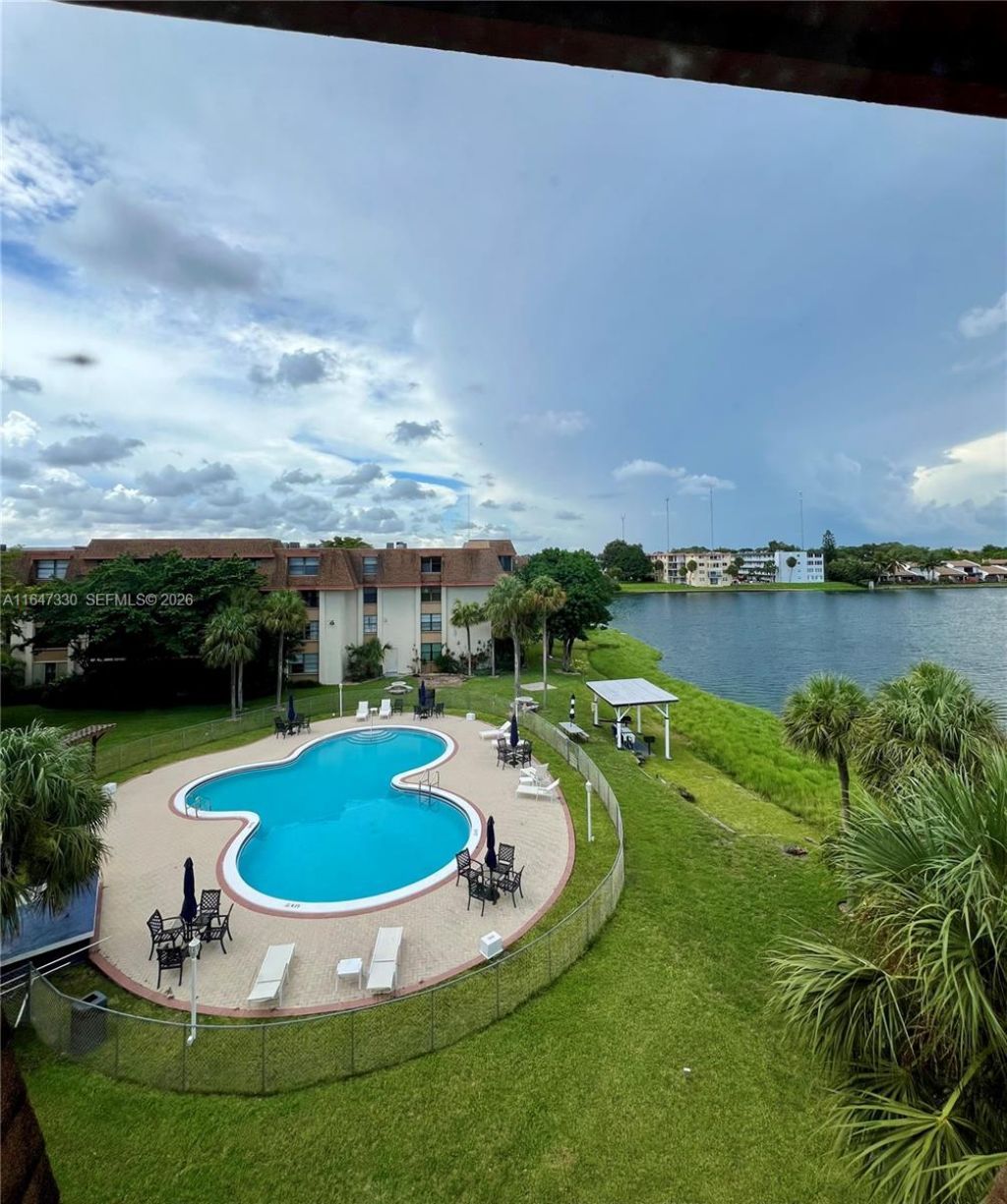 671 NE 195th St, Unit 425-E, Miami, FL 33179 Photo