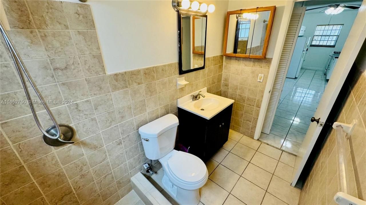 8000 Tatum Waterway Dr, Unit 1, Miami Beach, FL 33141 Photo