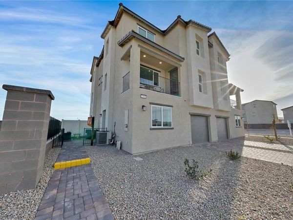 6952 Skyline Blue Street, North Las Vegas, NV 89086