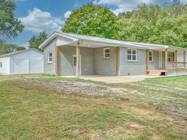 1004 Walnut Ave., Celina, TN 38551