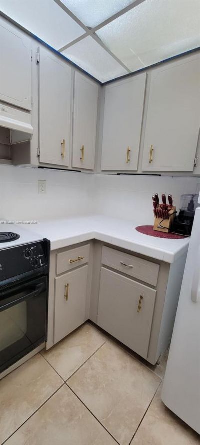 6960 Miami Gardens Dr, Unit 2-525, Hialeah, FL 33015 Photo