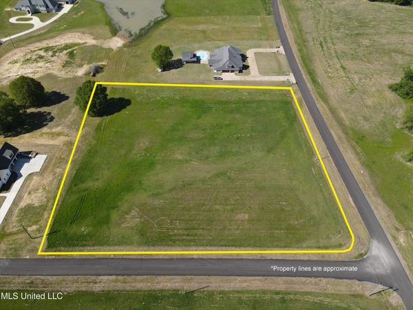 13 W Como Trace Drive, Senatobia, MS 38668